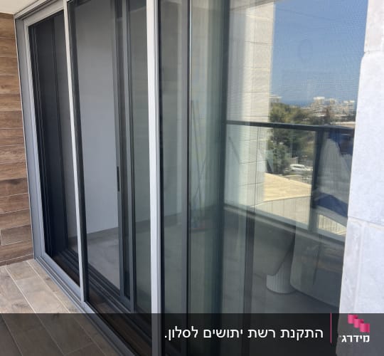דלתות הזזה מאלומיניום במרפסת עם נוף לים